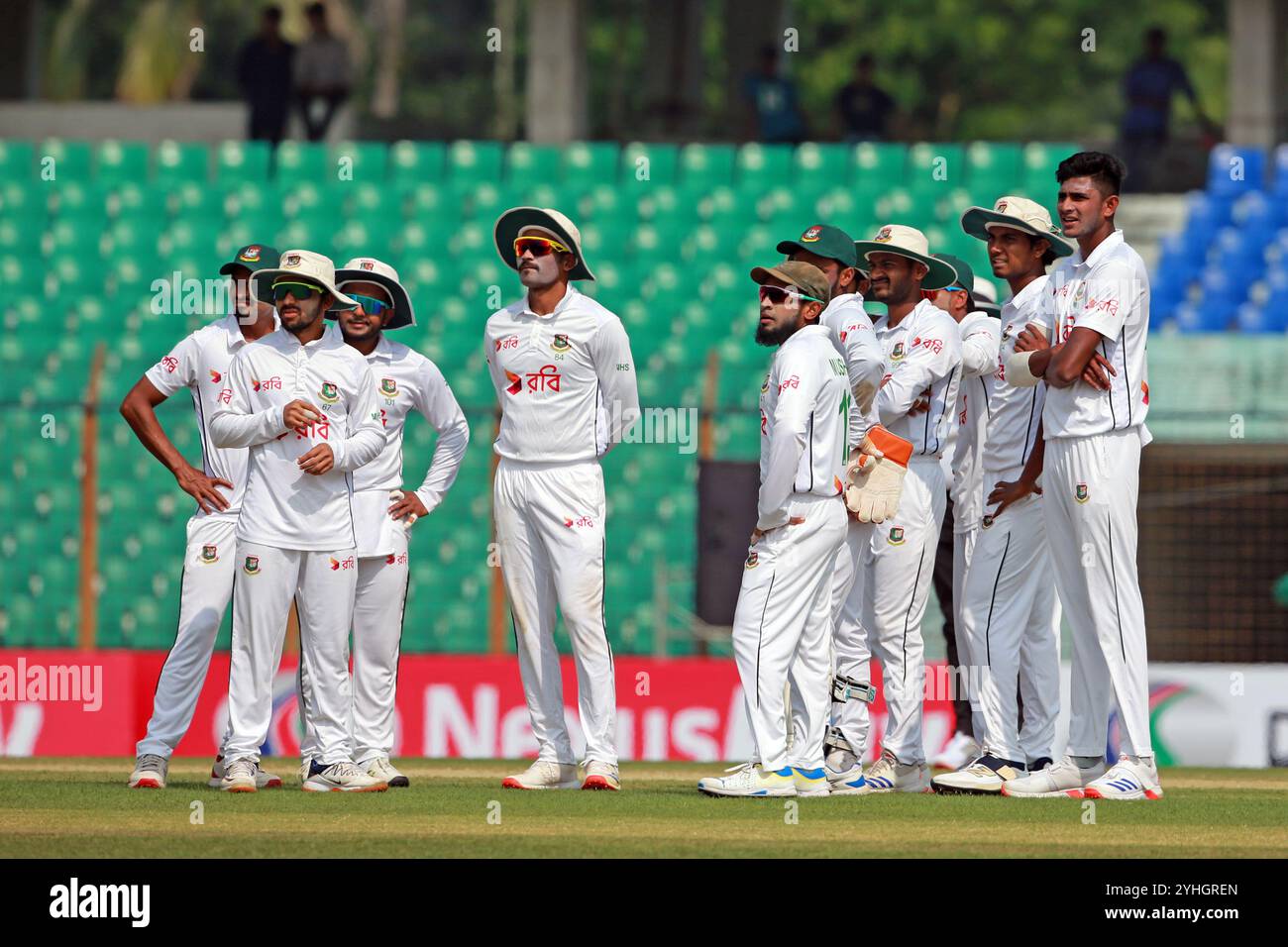 Spieler aus Bangladesch und Südafrika schauen auf dem Bildschirm nach einer Bewertung während des ersten Testtages in Bangladesch und Südafrika im Zahur Ahmed Chowdhury Stadium in Sagorika, Stockfoto