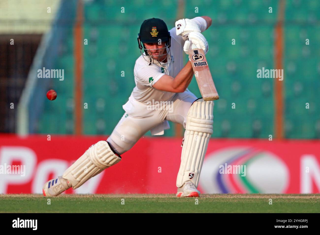 Tristan Stubbs schlägt während des ersten Testtages in Bangladesch und Südafrika im Zahur Ahmed Chowdhury Stadium in Sagorika, Chattogram, Bangladesch, Octo Stockfoto