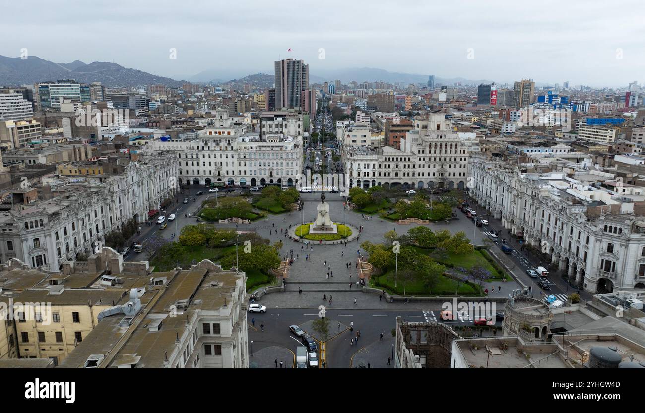 Lima, Peru. November 2024. Ein Drohnenfoto zeigt einen Blick auf die Plaza San Martin in Lima, Peru, 7. November 2024. Lima, die Hauptstadt und größte Stadt Perus, ist das politische, wirtschaftliche und kulturelle Zentrum des Landes. Sie besteht aus dem historischen und dem entstehenden Abschnitt, während erstere dank der zahlreichen Reliquien als Weltkulturerbe eingestuft wurde. Quelle: Li Mengxin/Xinhua/Alamy Live News Stockfoto