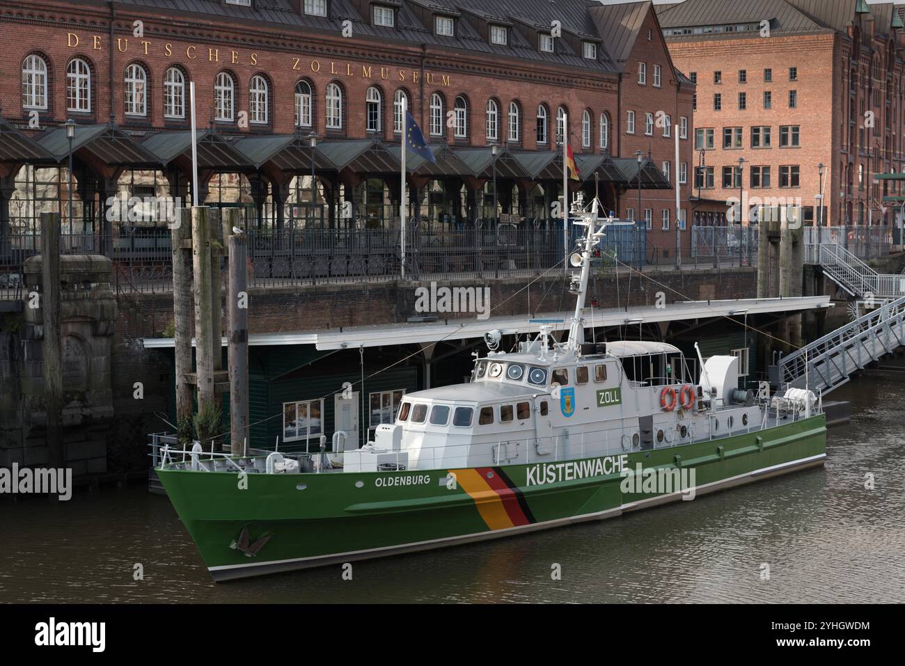 Hamburg, Deutschland - 16. September 2023: Zollkreuzer Oldenburg vor dem Deutschen Zollmuseum in der Hamburger Speicherstadt Stockfoto