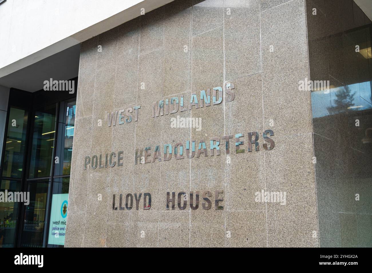 Vor dem Polizeipräsidium der West Midlands im Lloyd House im Stadtzentrum von Birmingham Stockfoto