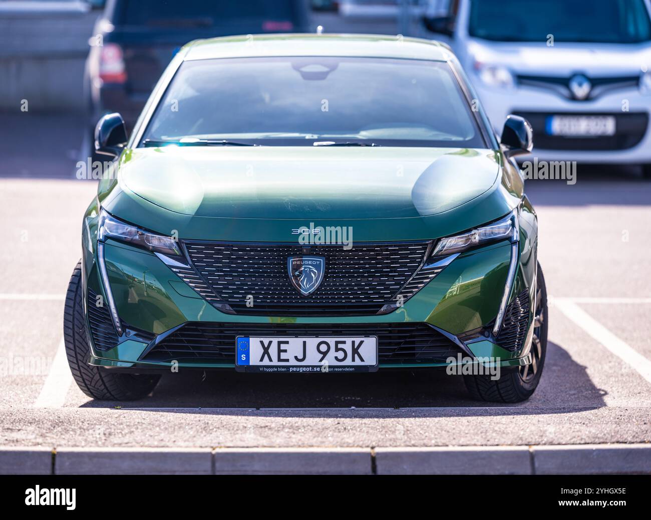 Göteborg, Schweden - 21. März 2023: Green 2023 Peugeot 308 Kompaktwagen auf einem Parkplatz Stockfoto