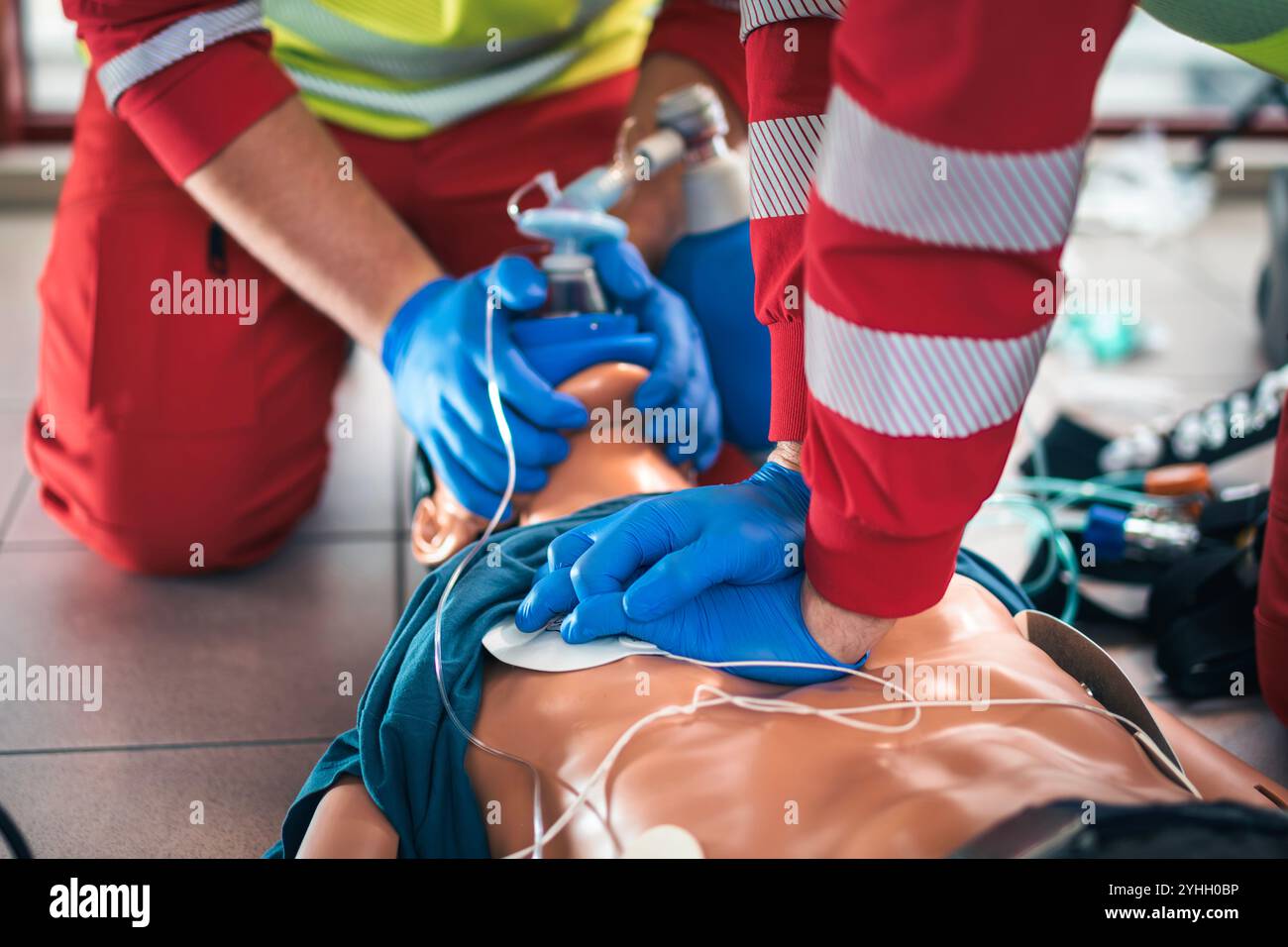 Hände von Sanitätern und Arzt während der Reanimation. Team des Notarztdienstes während der HLW-Schulung auf Dummy. Themen Rettung, Dringlichkeit und Gesundheit Stockfoto