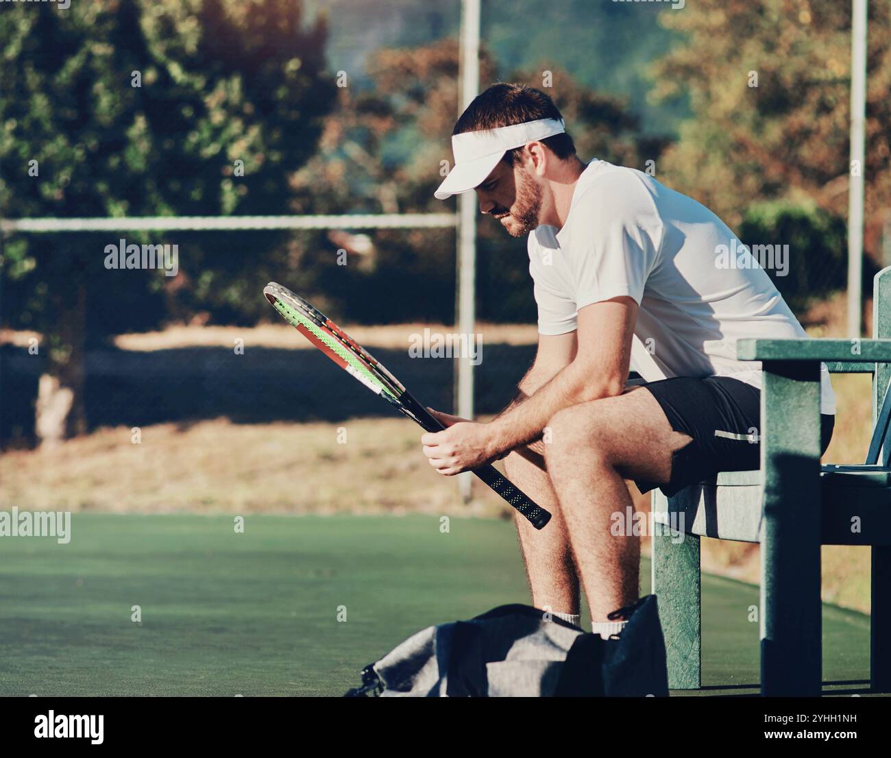 Mann, Tennis und Schläger auf der Bank im Fitnessclub für Outdoor-Wettkämpfe, Training und Training für das Spiel. Sportler, Workout und Profisport an Stockfoto