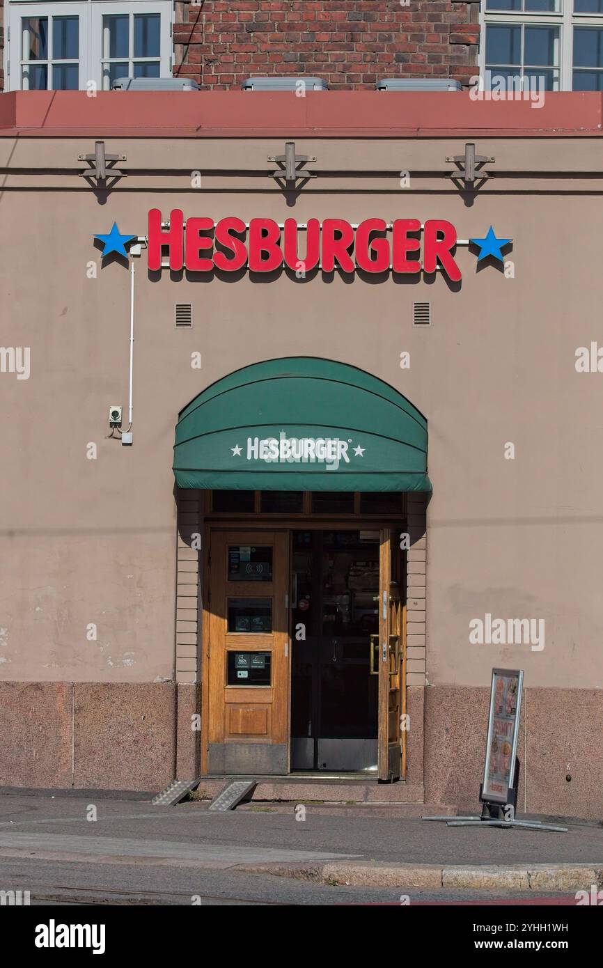 Helsinki, Finnland – 9. September. 2024: Hesburger Logozeichen. Hesburger ist eine finnische Fast Food-Kette. Stockfoto