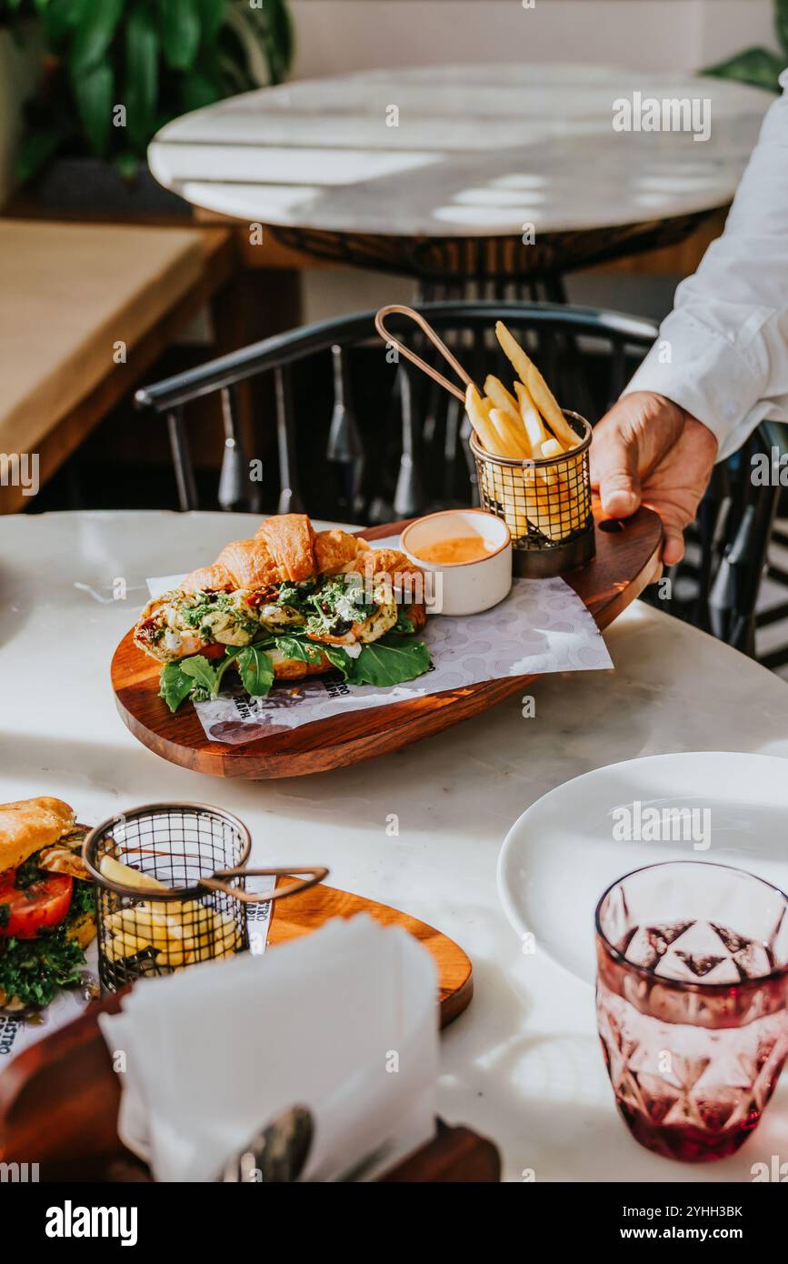 Croissant-Sandwich mit Pommes frites Stockfoto