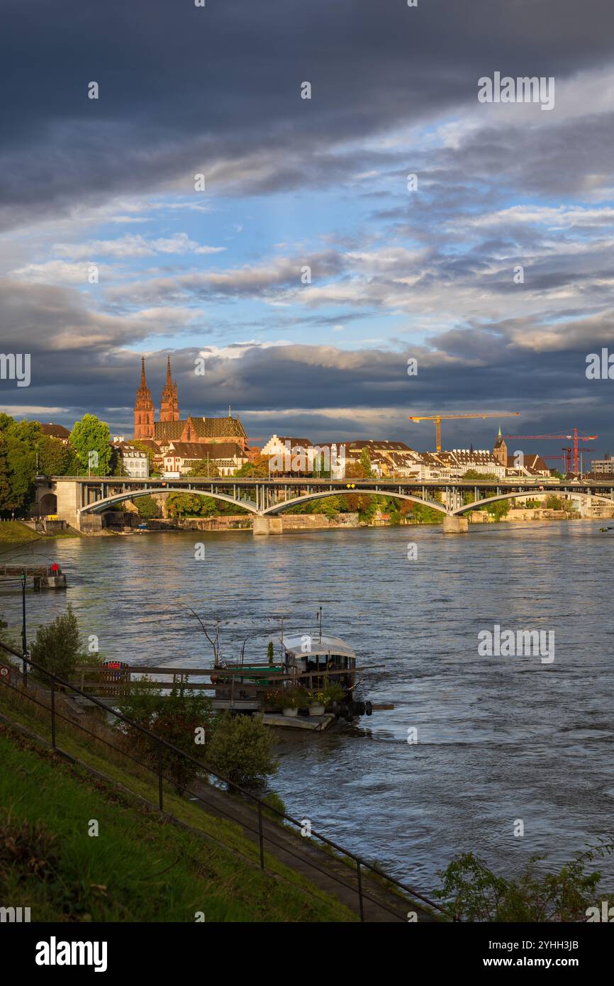 Stadt Basel in der Schweiz, Skyline mit Altstadt und Rhein bei Sonnenaufgang. Stockfoto
