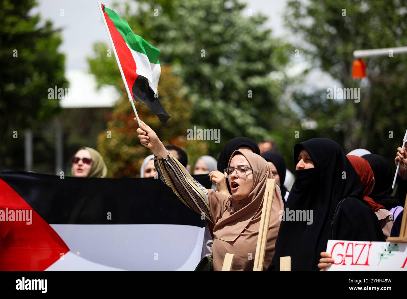 Gaziantep, Turkiye. Mai 2024. Universitätsstudenten in Gaziantep halten eine Solidaritätsdemonstration mit Palästinensern in Gaza ab und verurteilen gleichzeitig die laufende israelische Militäroffensive in der Küstenenklave. Die Teilnehmer schwenkten die palästinensische Flagge, warfen Banner, die westliche Unternehmen, die Israel unterstützen, verurteilten, und zeigten auch Unterstützung für pro-palästinensische Demonstranten auf College-Campus in den Vereinigten Staaten. Umhüllte Babymodelle wurden mit Blumen auf den Boden gelegt, um die große Zahl der in Gaza getöteten Kinder zu betrauern Stockfoto
