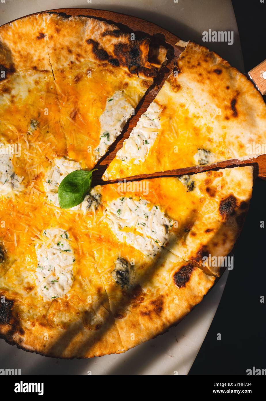 Ein Stück margherita Pizza Stockfoto