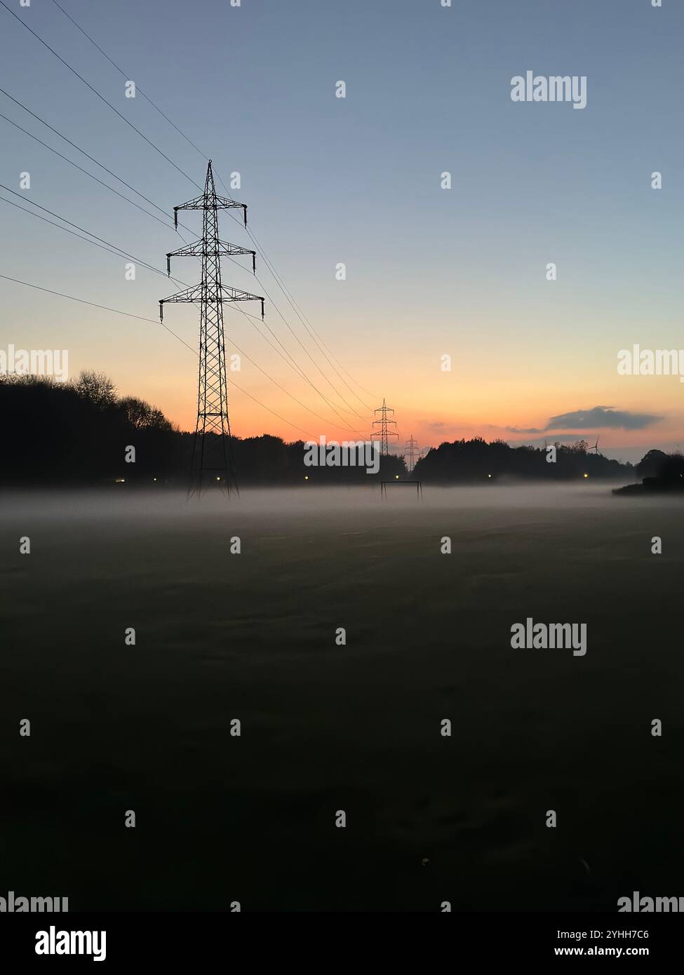 Nebelstromleitungen in der Dämmerung - Smartphone-aufgenommenes Stockfoto