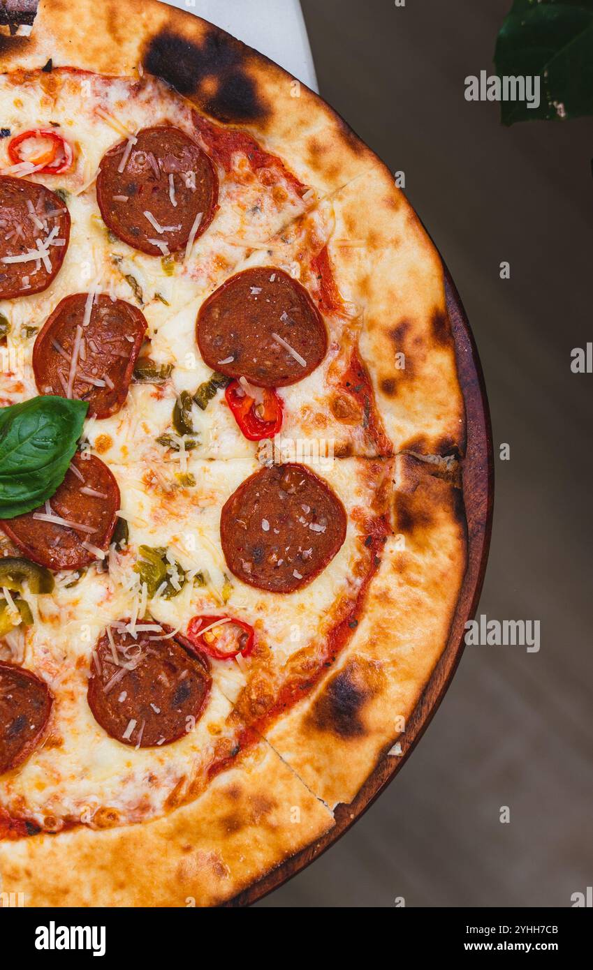 Die Hälfte der Peperoni-Pizza Stockfoto