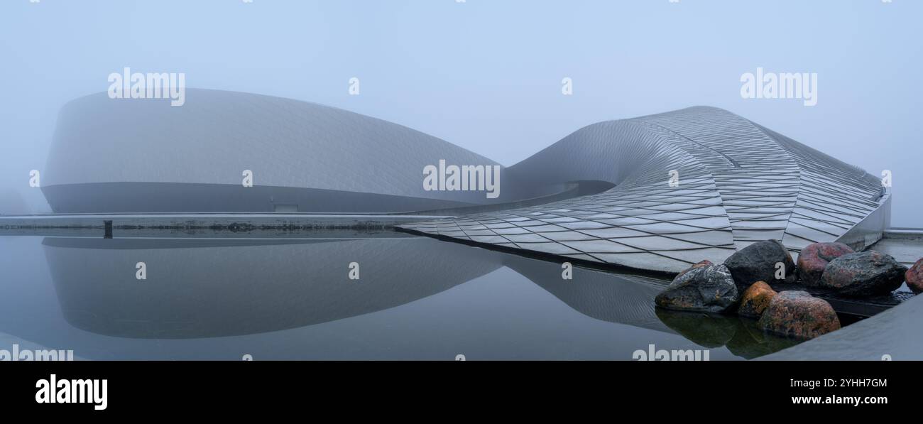 Kopenhagen, Dänemark - Blue Planet National Aquarium (den Blå Planet) von 3XN, im Nebel Stockfoto