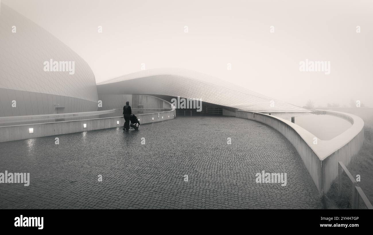 Kopenhagen, Dänemark - Blue Planet National Aquarium (den Blå Planet) von 3XN, im Nebel Stockfoto