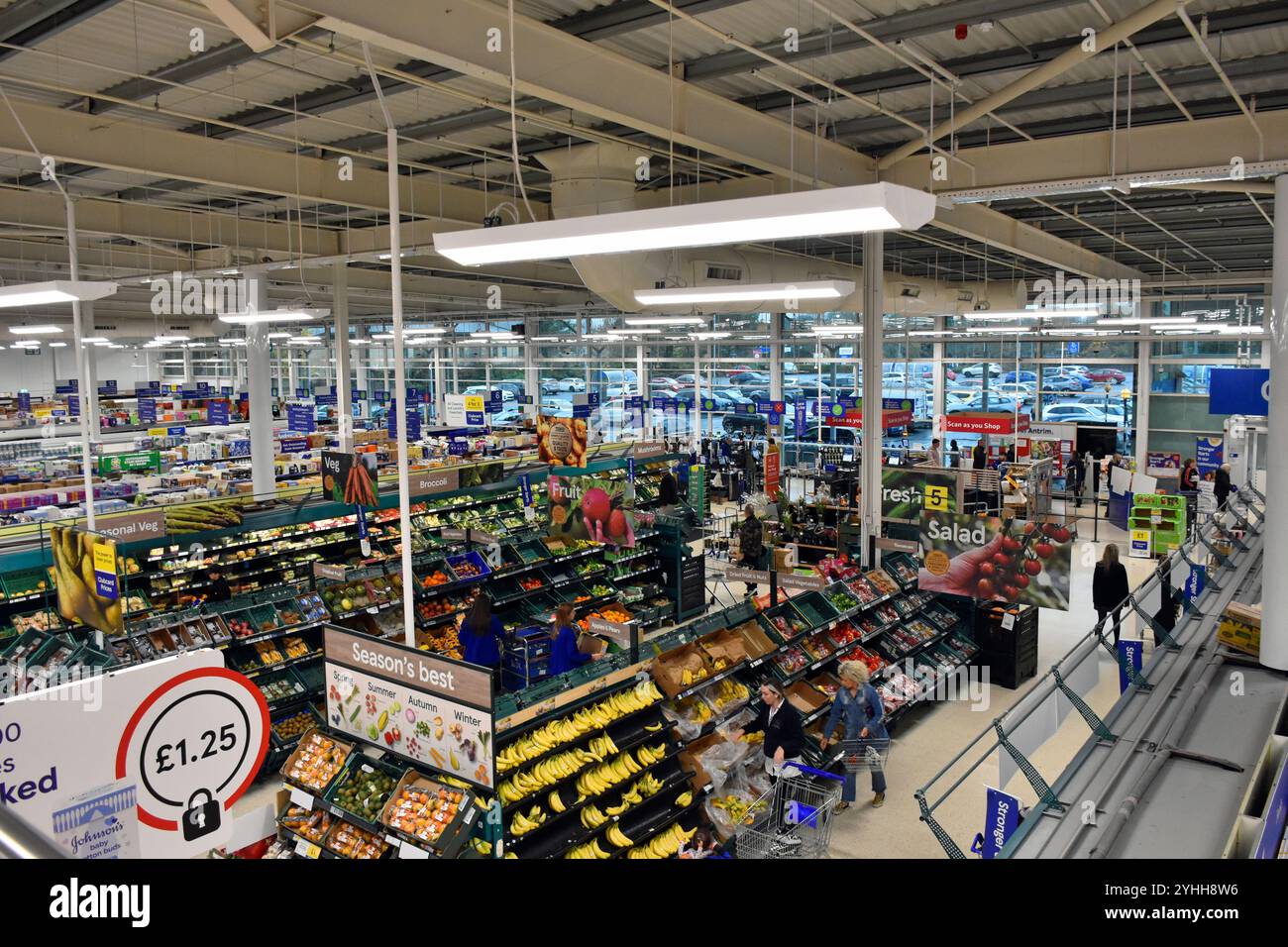 Tesco Extra Supermarkt in Antrim, Nordirland Stockfoto
