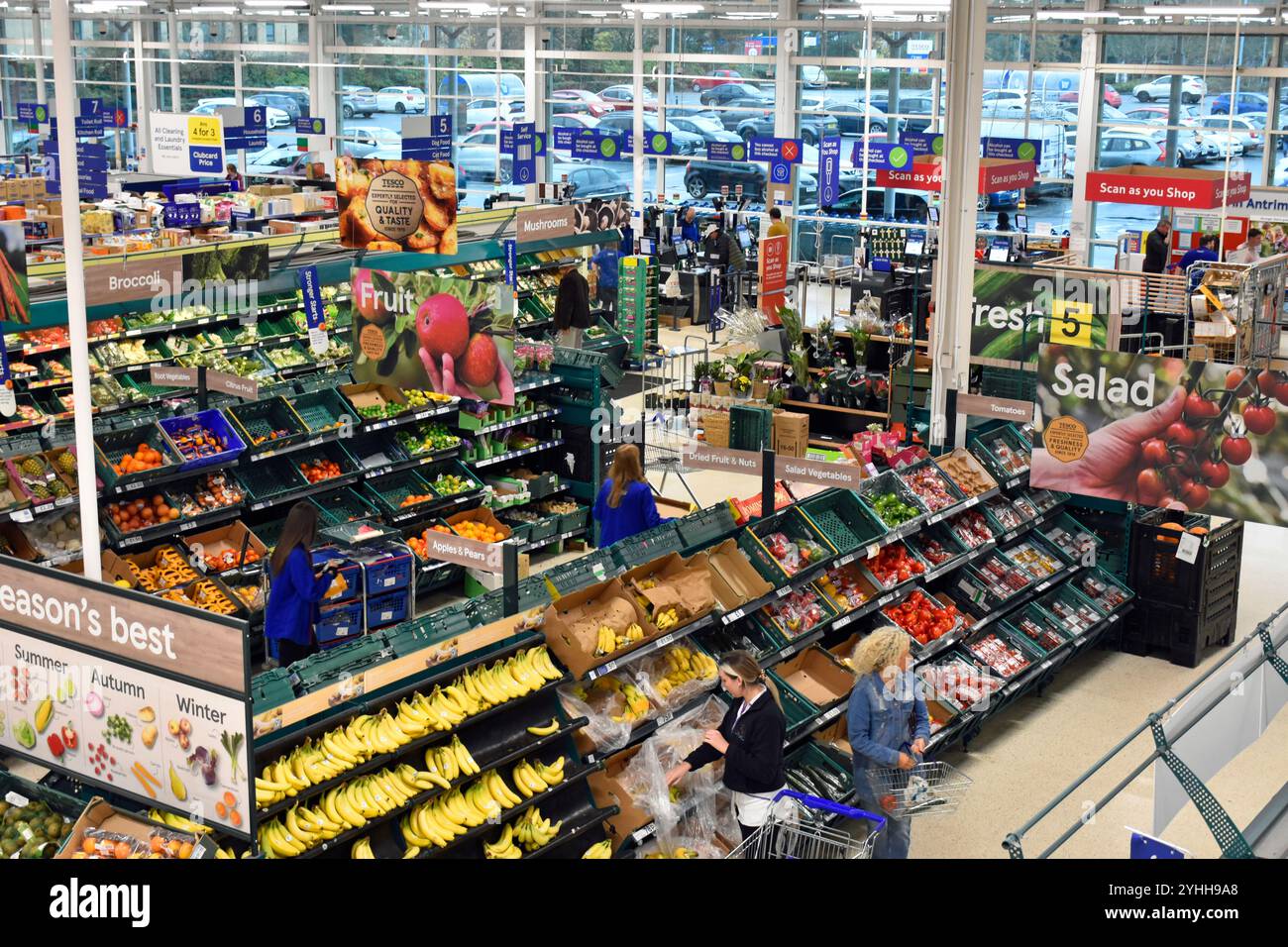 Tesco Extra Supermarkt in Antrim, Nordirland Stockfoto