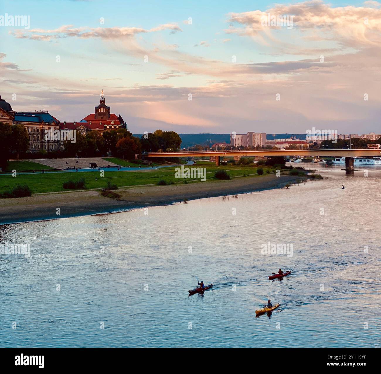 Kajakfahren in der Elbe in der Nähe von Dresden City, Sachsen, Deutschland - Smartphone-aufgenommenes Stockfoto