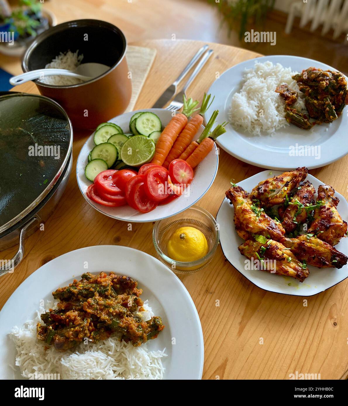 Esstisch mit indischem Essen, kreative Lebensmittelfotografie Stockfoto