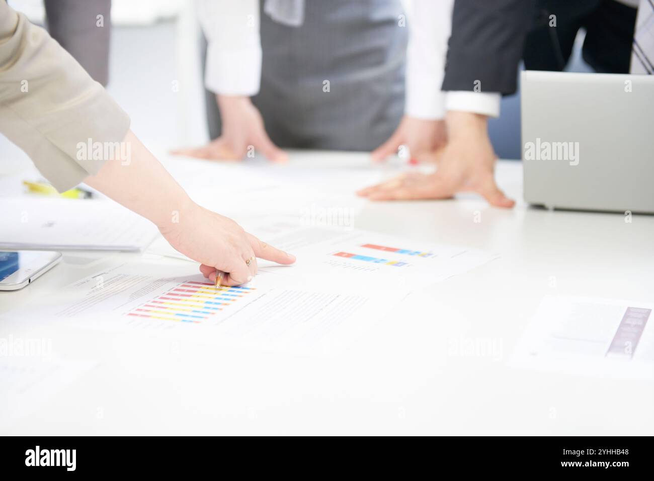 Geschäftsleute, die ein Treffen im Unternehmen haben Stockfoto