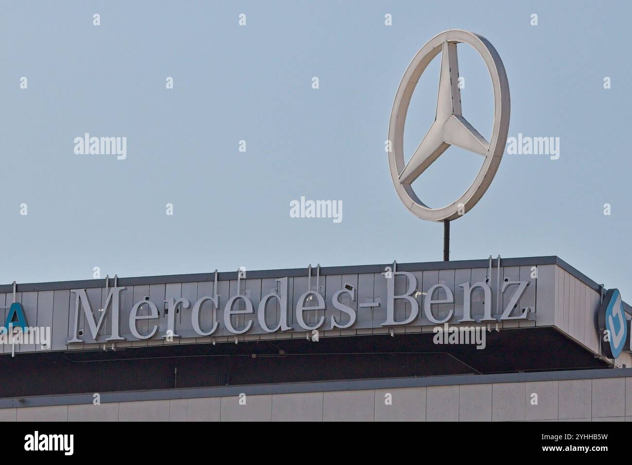 Helsinki, Finnland – 9. September. 2024: Mercedes-Benz Logo-Schild. Mercedes-Benz ist ein Unternehmen für Luxusfahrzeuge. Stockfoto