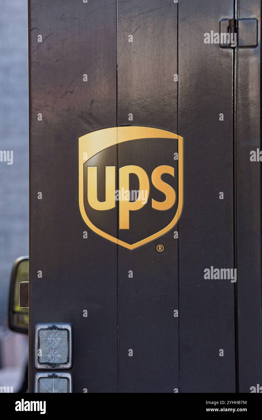 Helsinki, Finnland – 9. September. 2024: UPS-Logo auf Lieferwagen. UPS ist ein multinationales US-amerikanisches Versand-, Warenannahme- und Liefermanagement Stockfoto
