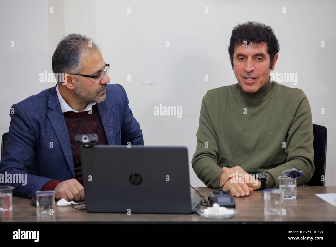 Gaziantep, Turkiye. 20. Dezember 2023. In der südtürkischen Stadt Gaziantep findet ein Symposium mit dem Titel "die Rolle und Wirkung von Bildern und Nachrichten in den Medien bei der Steuerung der öffentlichen Meinung" statt. Der Gastredner, Journalist und Filmemacher Medyan Dairieh, hielt einen Vortrag zu diesem Thema. Die Veranstaltung wurde von der Allgemeinen Union arabischer Schriftsteller und der Nationalen Reformpartei organisiert und von Ahmad Alhamoud präsentiert Stockfoto