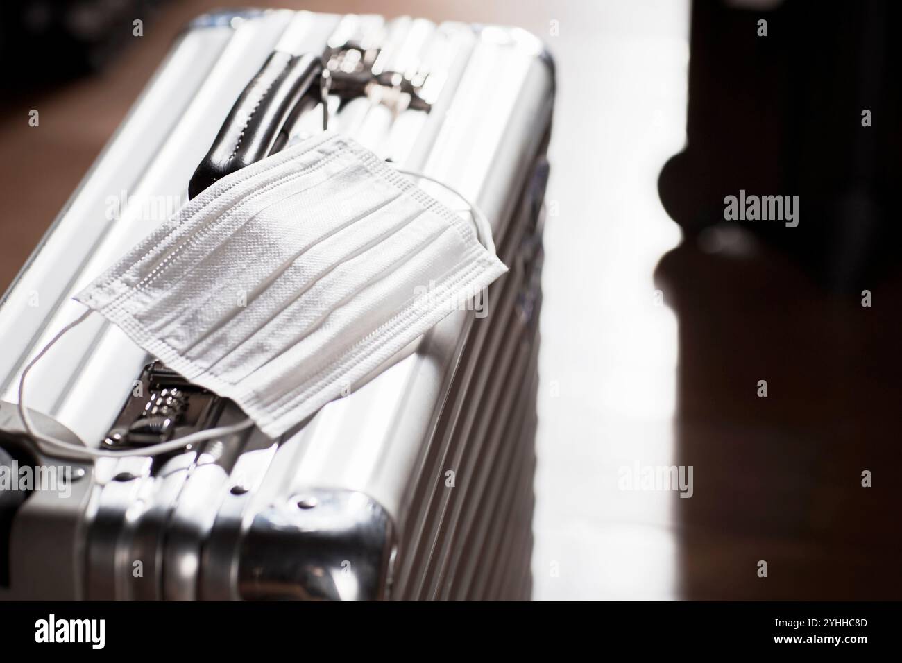 Maske und Koffer Stockfoto