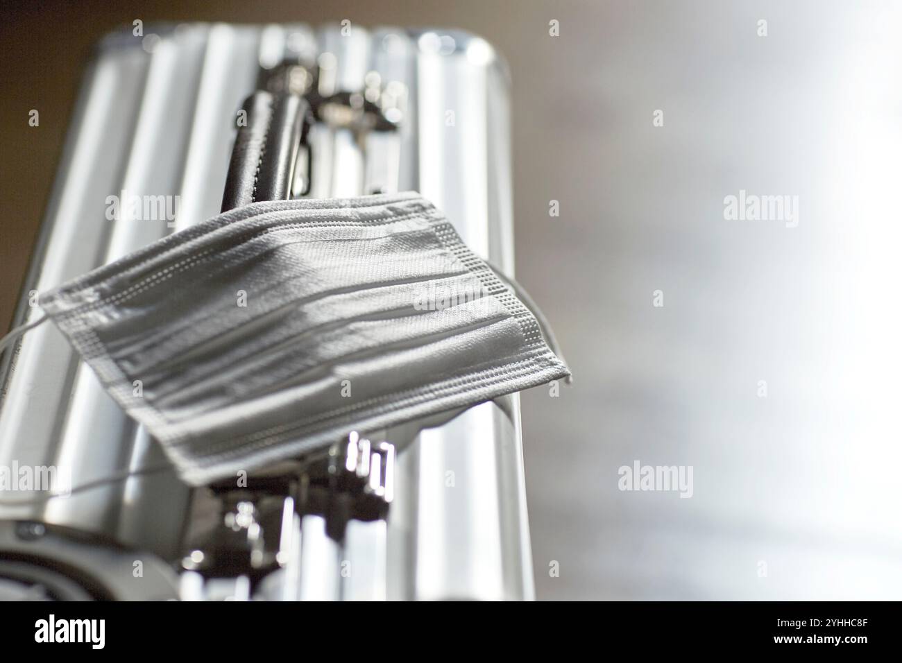 Maske und Koffer Stockfoto