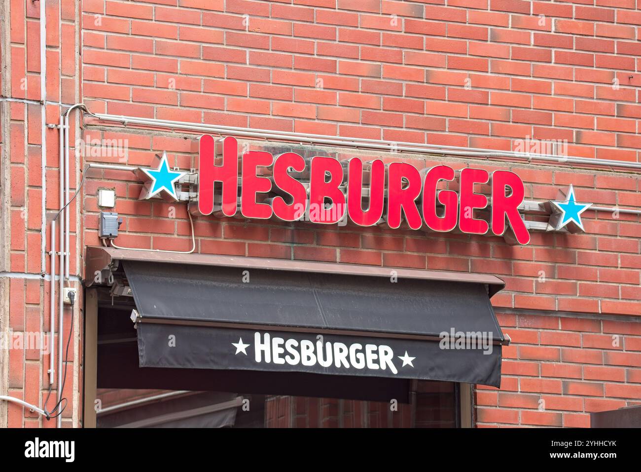 Vantaa, Finnland – 22. August. 2024: Hesburger Logozeichen. Hesburger ist eine finnische Fast Food-Kette. Stockfoto