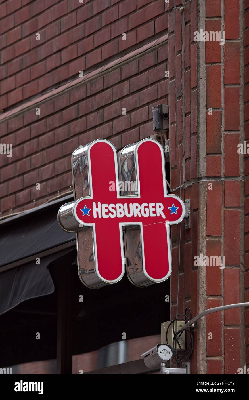 Vantaa, Finnland – 22. August. 2024: Hesburger Logozeichen. Hesburger ist eine finnische Fast Food-Kette. Stockfoto