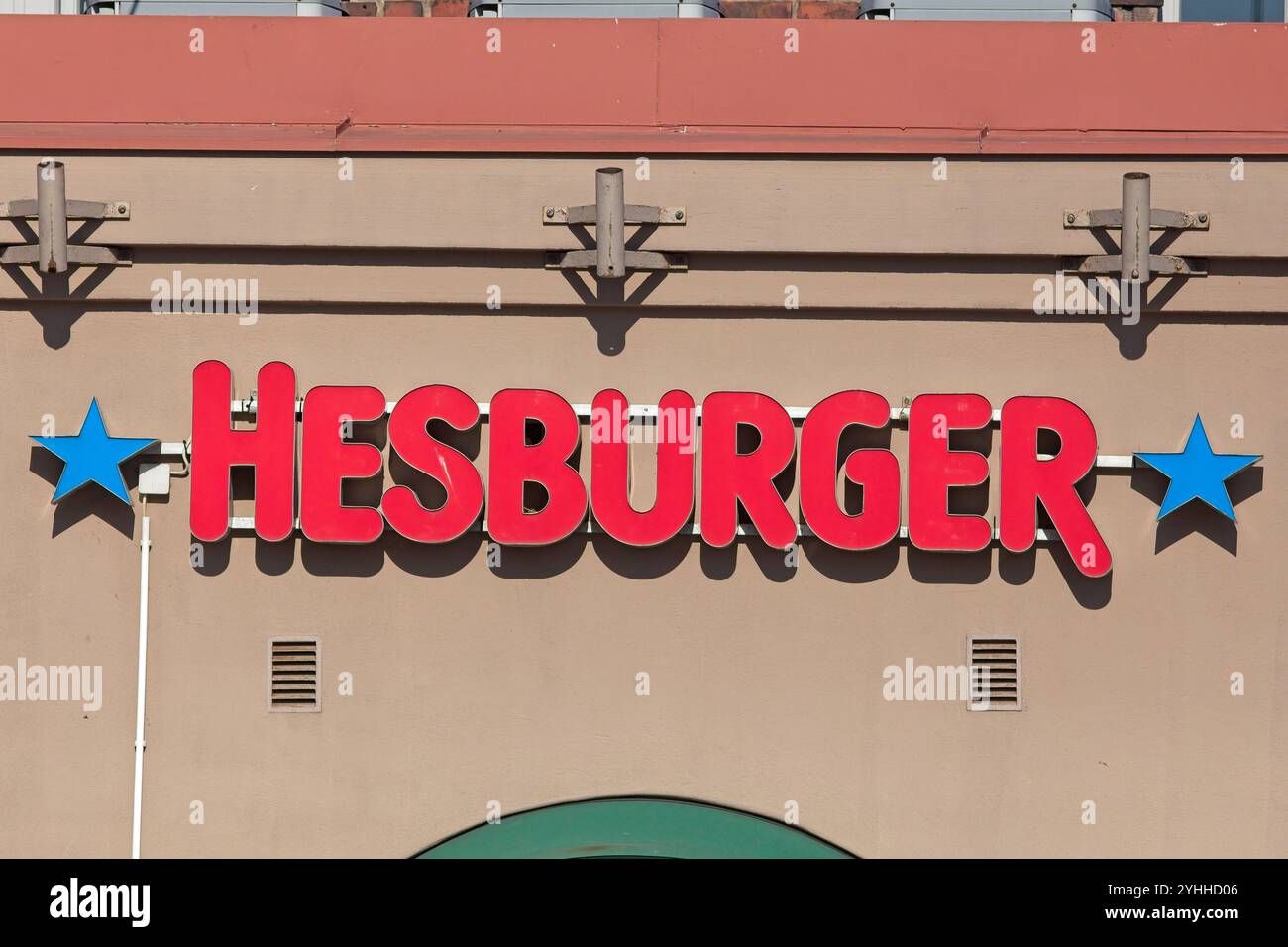 Helsinki, Finnland – 9. September. 2024: Hesburger Logozeichen. Hesburger ist eine finnische Fast Food-Kette. Stockfoto