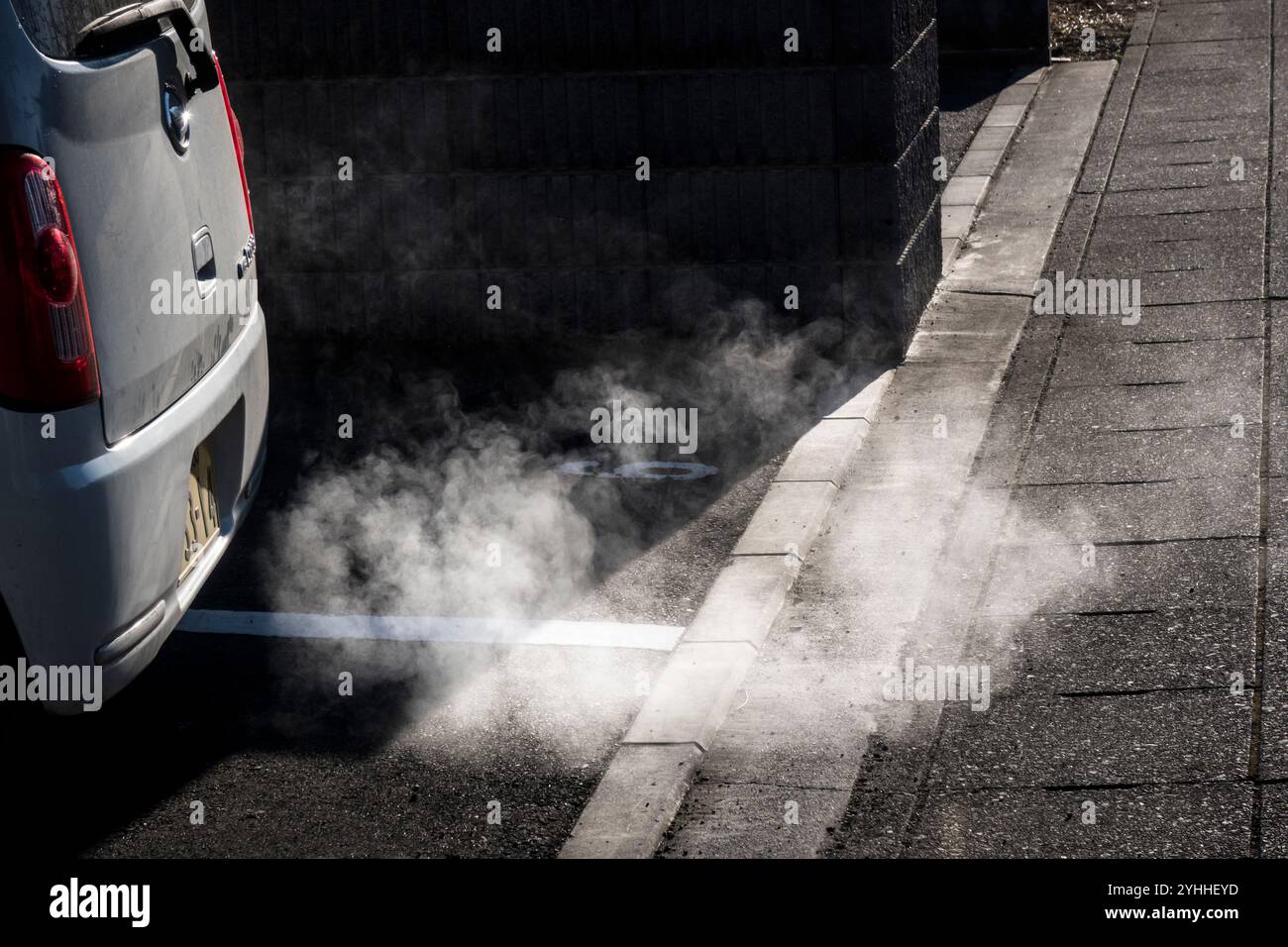 Autoabgase schwebend in weiß Stockfoto