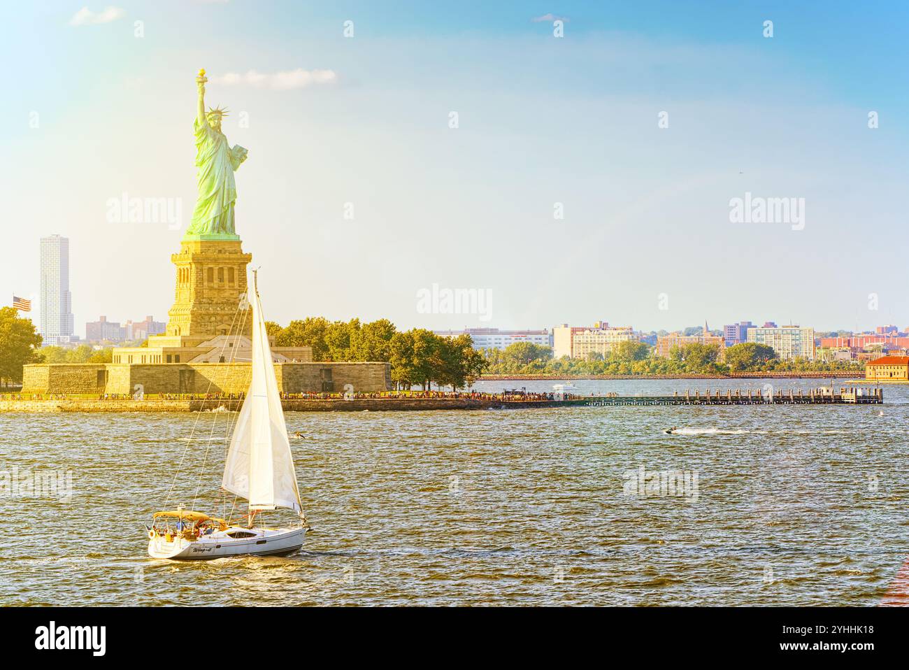 Freiheitsstatue (Liberty erleuchten die Welt) in der Nähe von New York und Manhattan. USA. Stockfoto