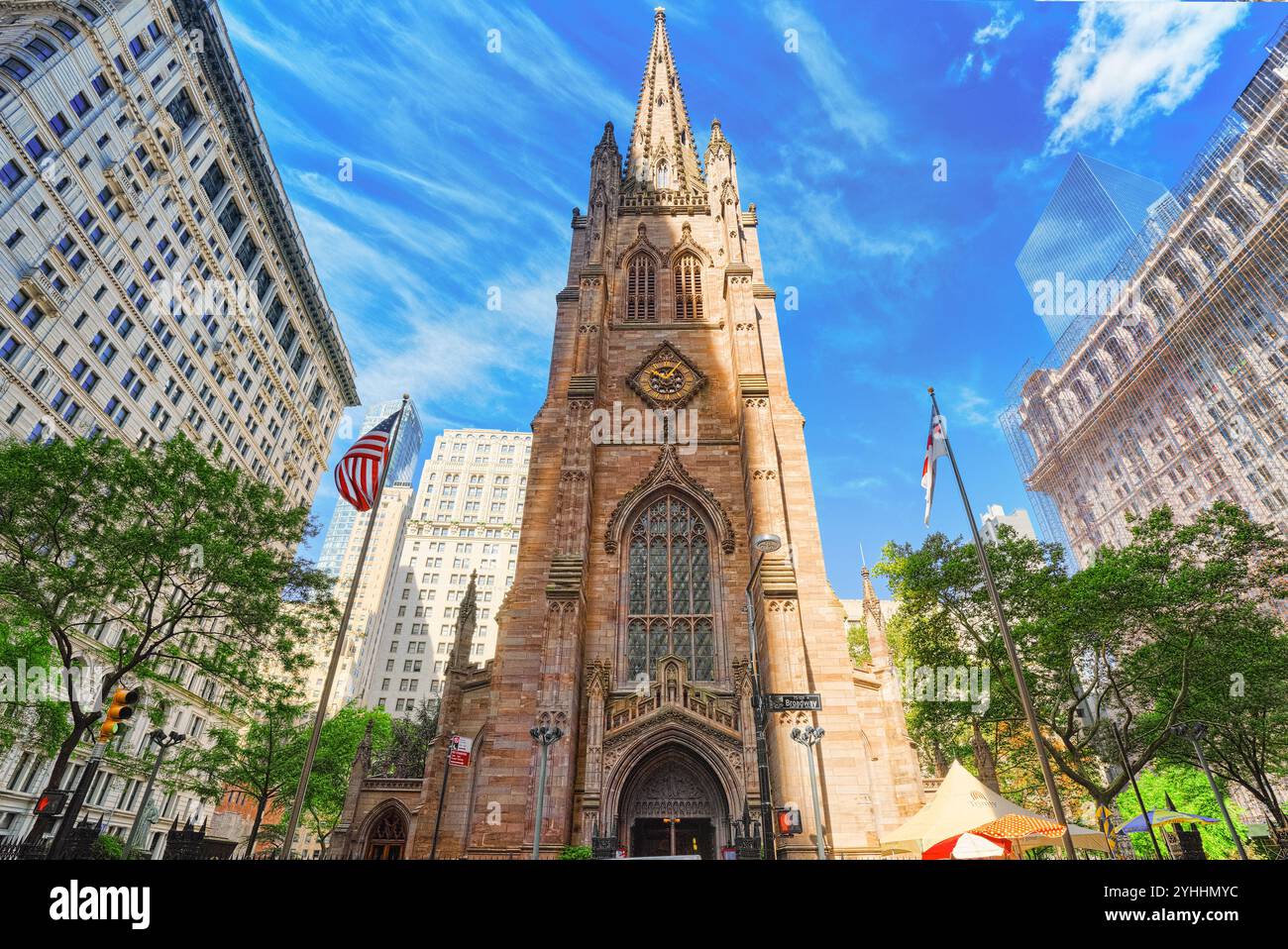 New York, USA - September 08, 2017: St. Paul's Kapelle der Trinity Church an der Wall Street am Broadway, städtischen Blick auf New York. Stockfoto