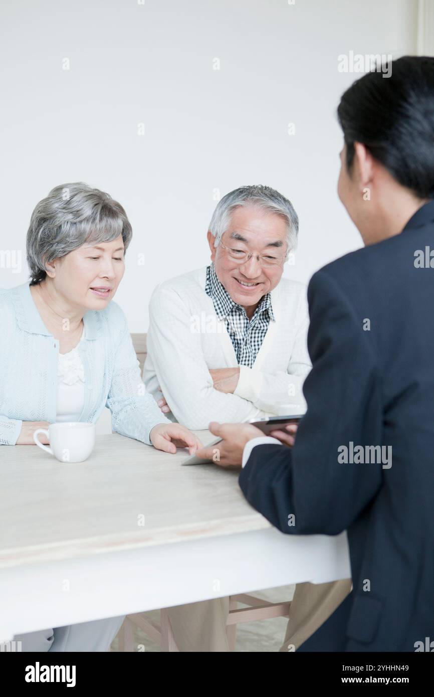 Seniorenpaar gibt Ratschläge Stockfoto