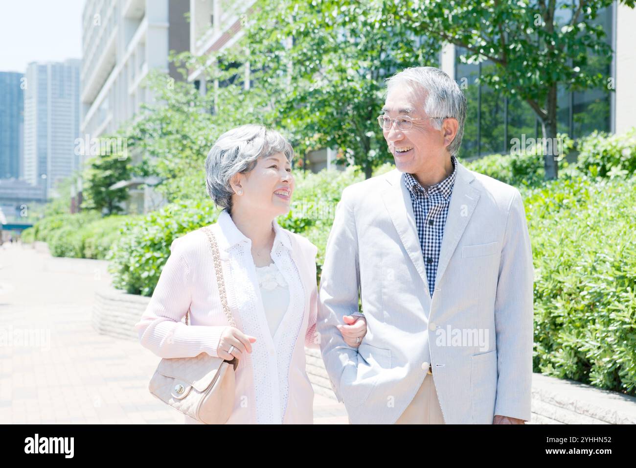 Älteres Paar zusammen spazieren Stockfoto