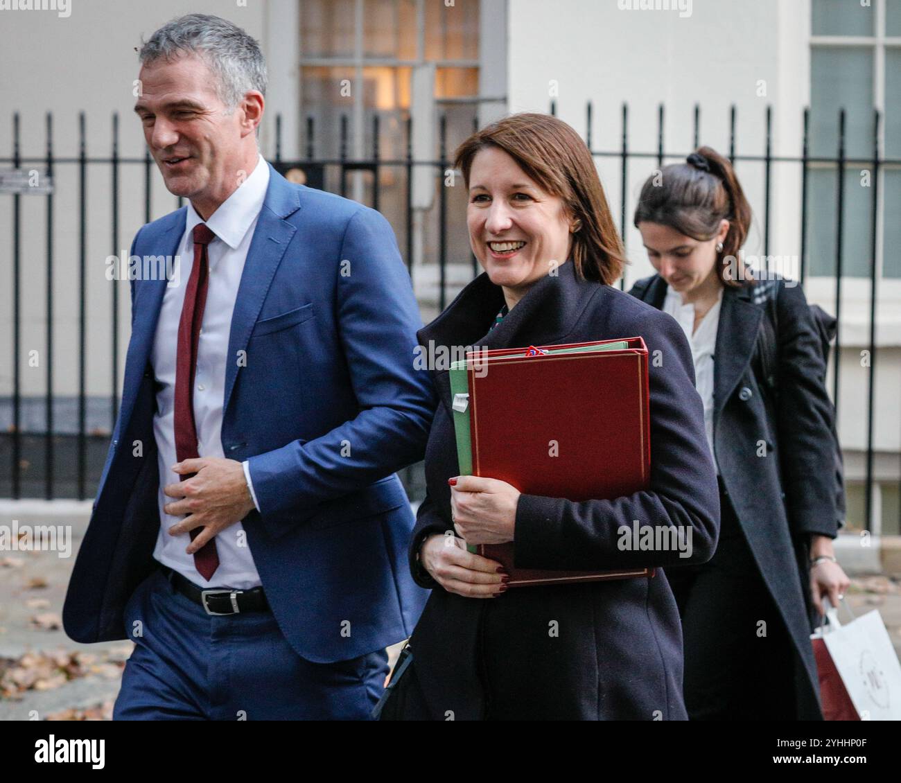 Downing Street, London, Großbritannien. November 2024. Rachel Reeves, Finanzkanzlerin, Abgeordnete Leeds West und Pudsey werden zusammen mit Peter Kyle, Minister für Wissenschaft, Innovation und Technologie, Abgeordnete Hove und Portslade bei der Ausfahrt der 11 Downing Street gesehen. Quelle: Imageplotter/Alamy Live News Stockfoto