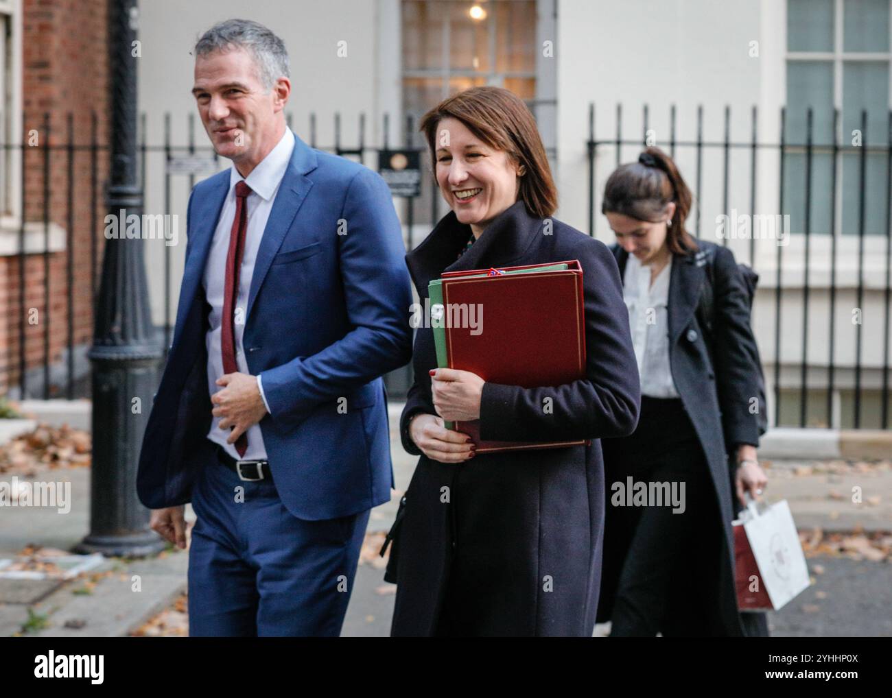 Downing Street, London, Großbritannien. November 2024. Rachel Reeves, Finanzkanzlerin, Abgeordnete Leeds West und Pudsey werden zusammen mit Peter Kyle, Minister für Wissenschaft, Innovation und Technologie, Abgeordnete Hove und Portslade bei der Ausfahrt der 11 Downing Street gesehen. Quelle: Imageplotter/Alamy Live News Stockfoto