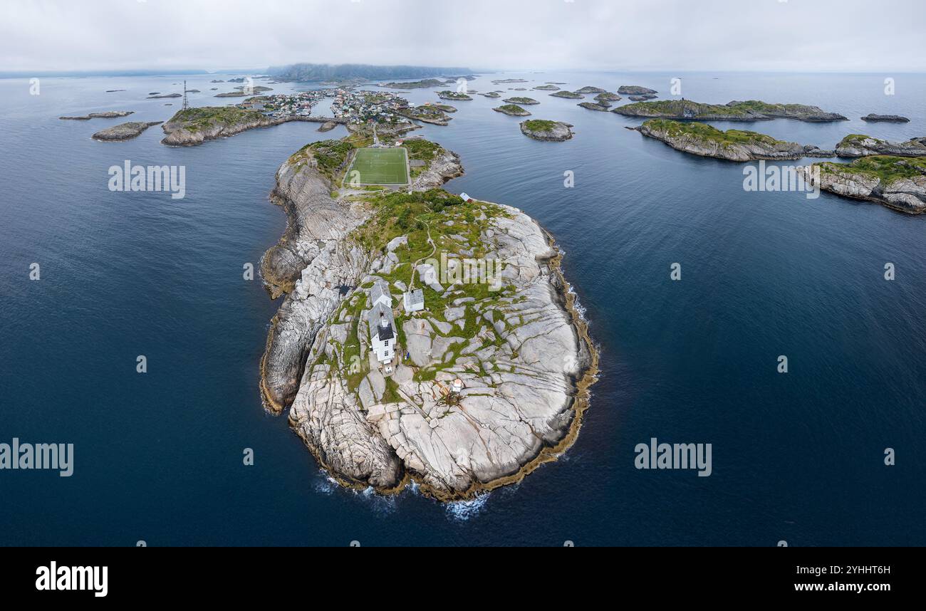 Panoramablick aus der Vogelperspektive auf das Fischerdorf henningsvaer (Lofoten, Norwegen) Stockfoto