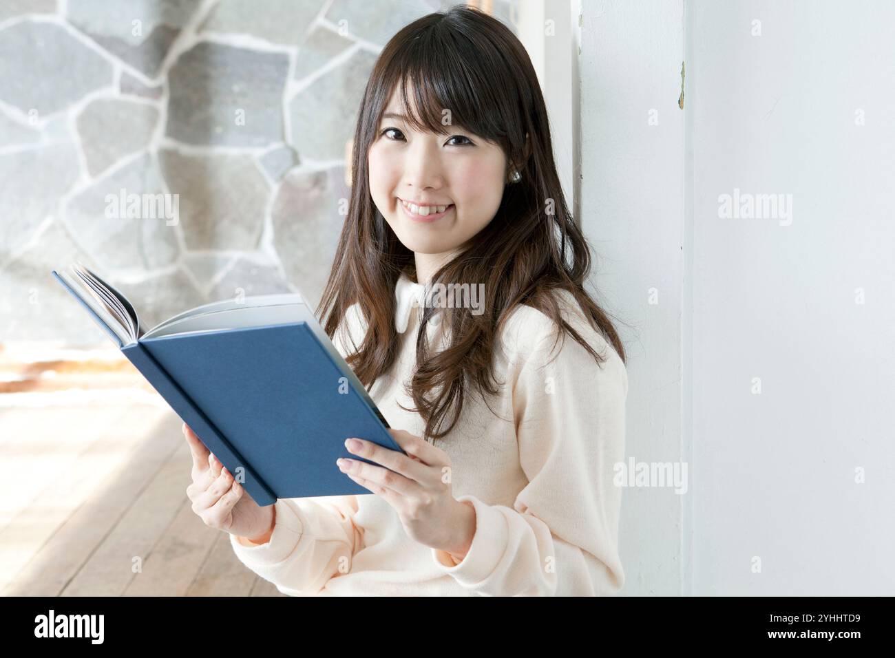 Eine Frau in ihren 20ern liest Stockfoto