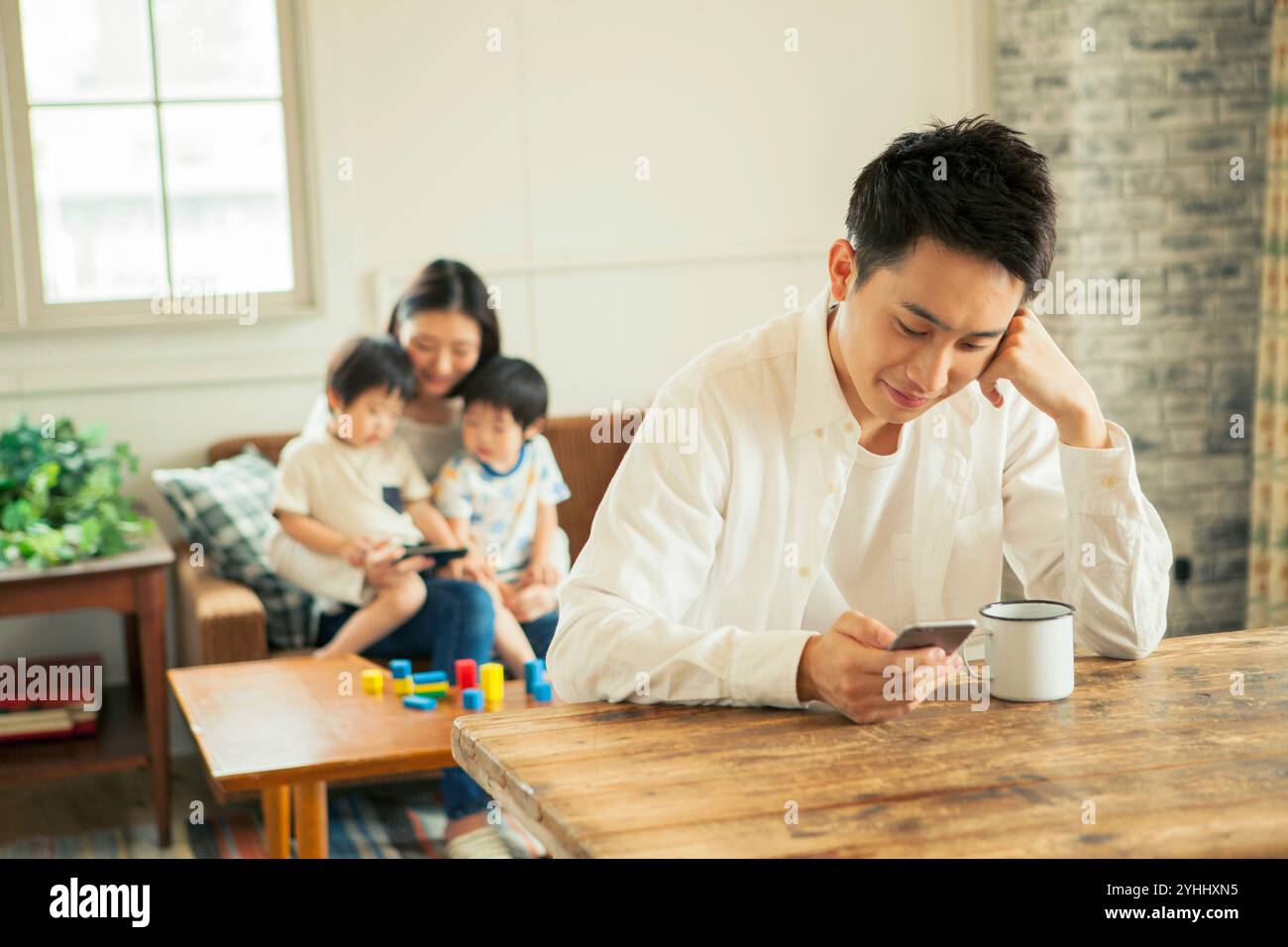 Familie im Wohn-/Esszimmer Stockfoto