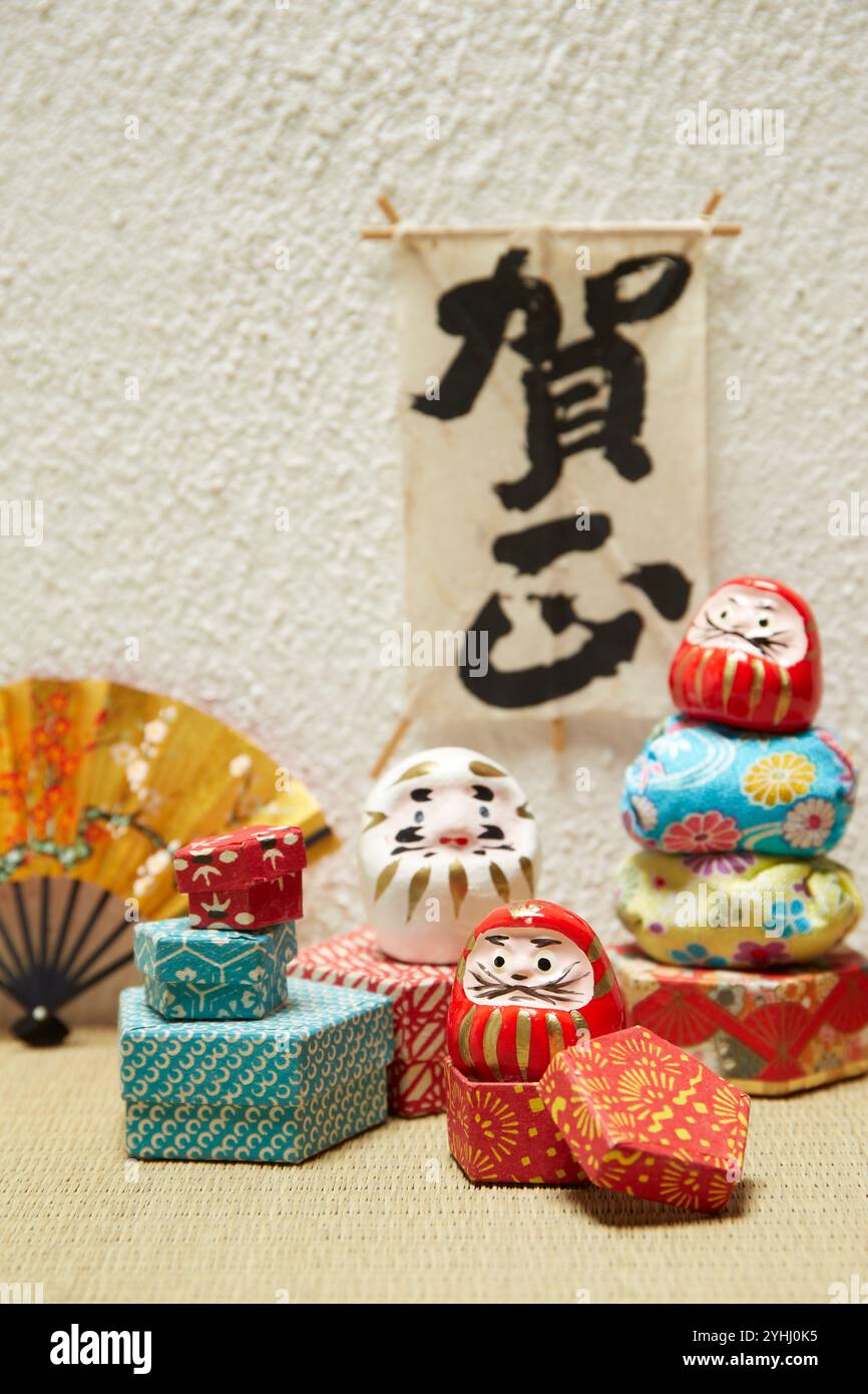 Mini-Daruma-Puppen, eine Kiste aus Chiyogami-Papier und ein Handball Stockfoto