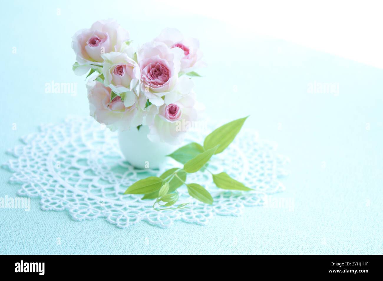 Rosen und Litchi-Gras in einer kleinen Vase Stockfoto