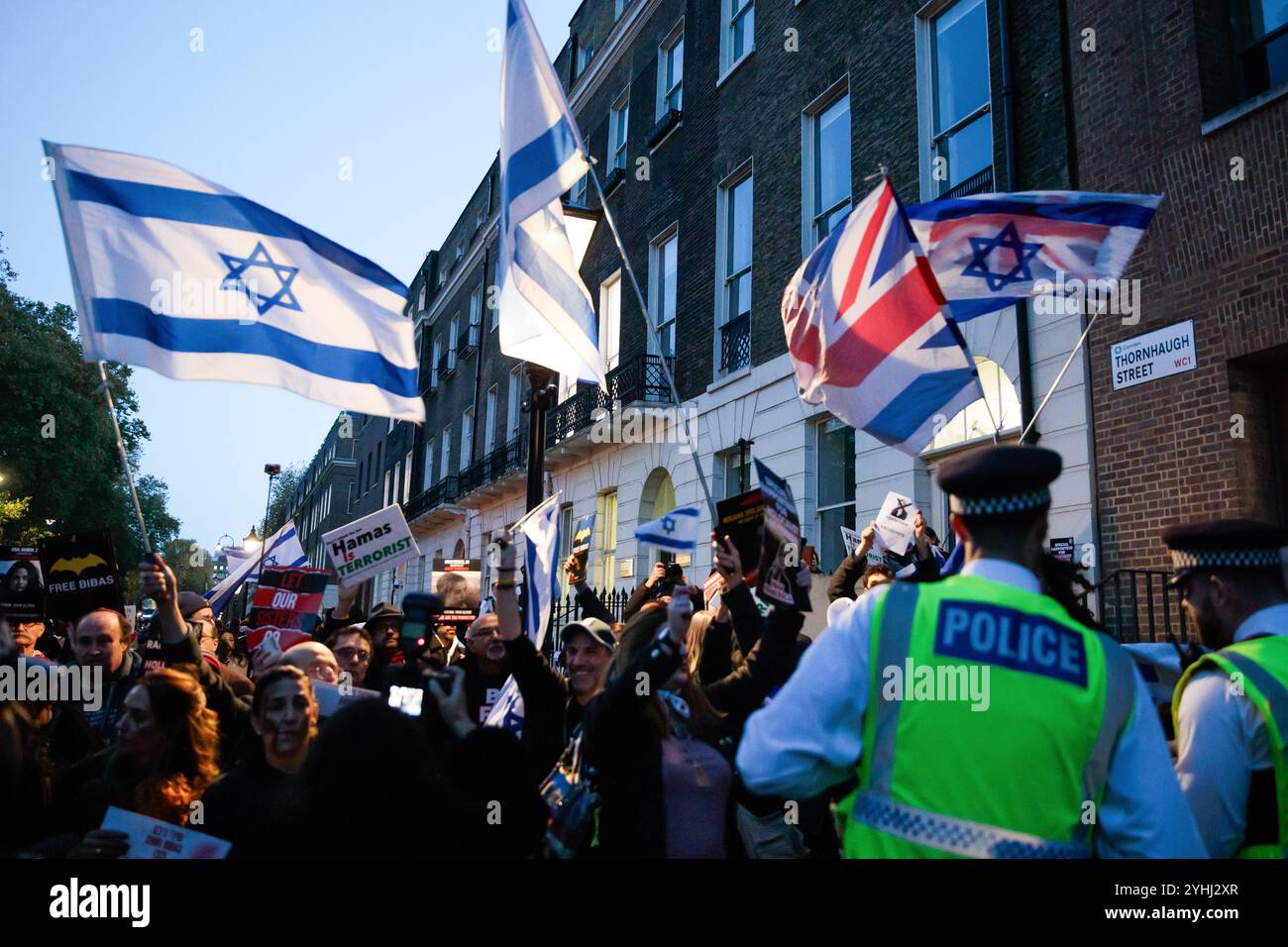 London, Großbritannien. November 2024. Pro-israelische Aktivisten protestieren gegen die Einladung des UN-Sonderberichterstatters für die besetzten Palästinensischen Gebiete (OPT) Francesca Albanese an der Schule für Orientalische und Afrikanistik (SOAS). Der Sonderberichterstatter ist ein unabhängiger Sachverständiger, der vom UN-Menschenrechtsrat ernannt wird, um die Menschenrechtslage in der OPT zu verfolgen und darüber Bericht zu erstatten. Die internationale Rechtsanwältin Francesca Albanese, die im Mai 2022 in die Rolle berufen wurde, sah sich einer anhaltenden Kampagne gegenüber der israelischen Regierung und ihren Unterstützern gegenüber zu diskreditieren. Quelle: Mark Kerrison/Al Stockfoto