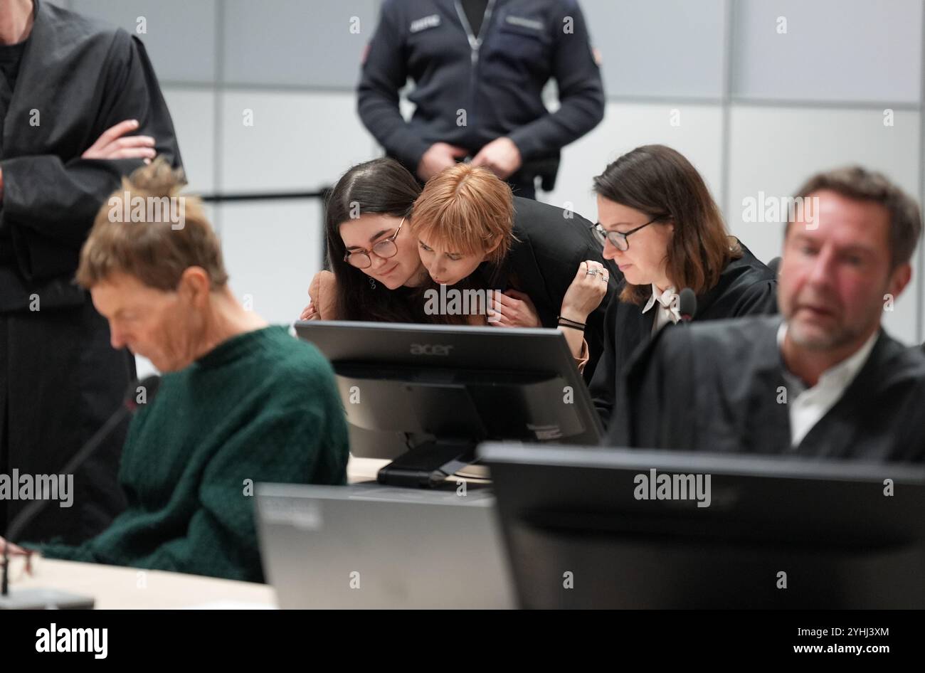 12. November 2024, Schleswig-Holstein, Itzehoe: Drei der sechs Angeklagten Mitglieder der letzten Generation, Michael W. (l). Lilli G. (2. Von links) und Kathrin H. (Mitte) sind im Gerichtssaal des China Logistic Center zu sehen, wo die Verhandlung auf dem Flughafen und einem Golfplatz auf der Nordseeinsel Sylt gehört wird. Drei Männer und drei Frauen stehen vor der Anklage wegen Störung öffentlicher Unternehmen, Einschreiten von Hausarrest und Sachbeschädigung. Die meisten von ihnen sollen am 6. Juni 2023 Zugang zum Sicherheitsbereich des Flughafens Sylt erhalten haben, indem sie einen Zaun abgeschnitten haben. Dort haben sie angeblich gesprüht Stockfoto