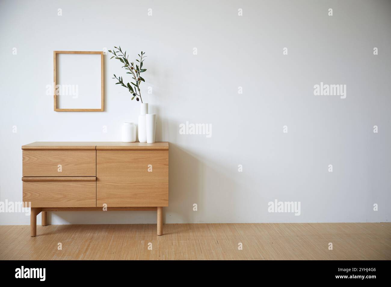 Weiße Vase auf der Brust mit weißem Holzrahmen Stockfoto