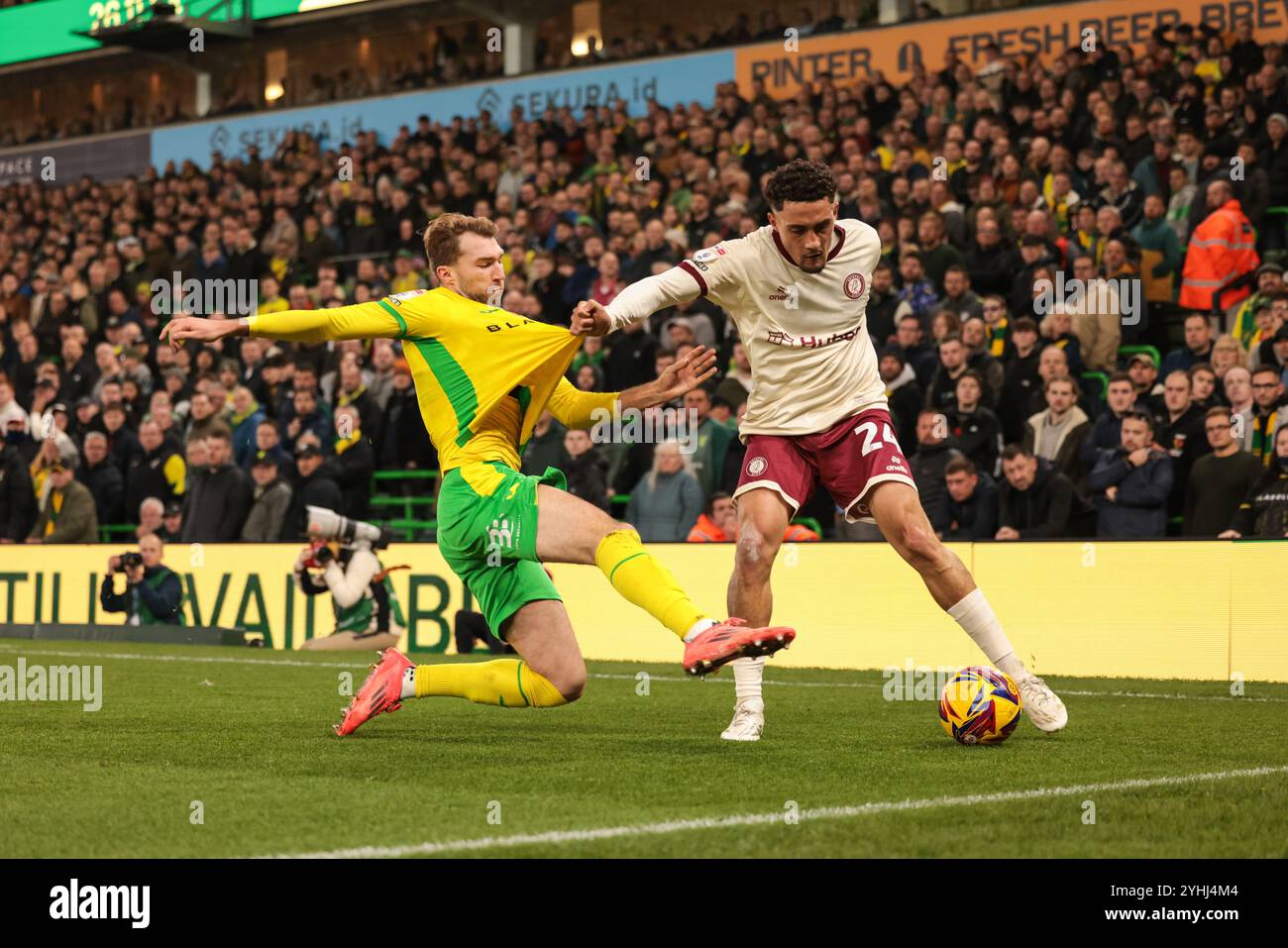 Haydon Roberts aus Bristol City und Jacob Lungi Sorensen aus Norwich City - Norwich City gegen Bristol City, Sky Bet Championship, Carrow Road, Norwich, Großbritannien - 9. November 2024 nur redaktionelle Verwendung - es gelten Einschränkungen bei DataCo Stockfoto