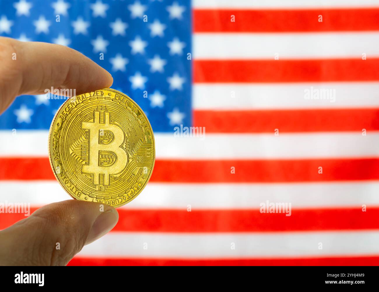 Hand mit Bitcoin und USA Flagge auf dem Hintergrund. Kryptowährung und Konzept der Vereinigten Staaten von Amerika Stockfoto