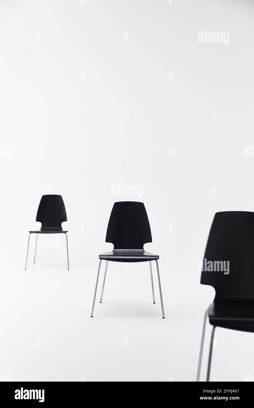 Drei schwarze Stühle auf weißem Hintergrund Stockfoto