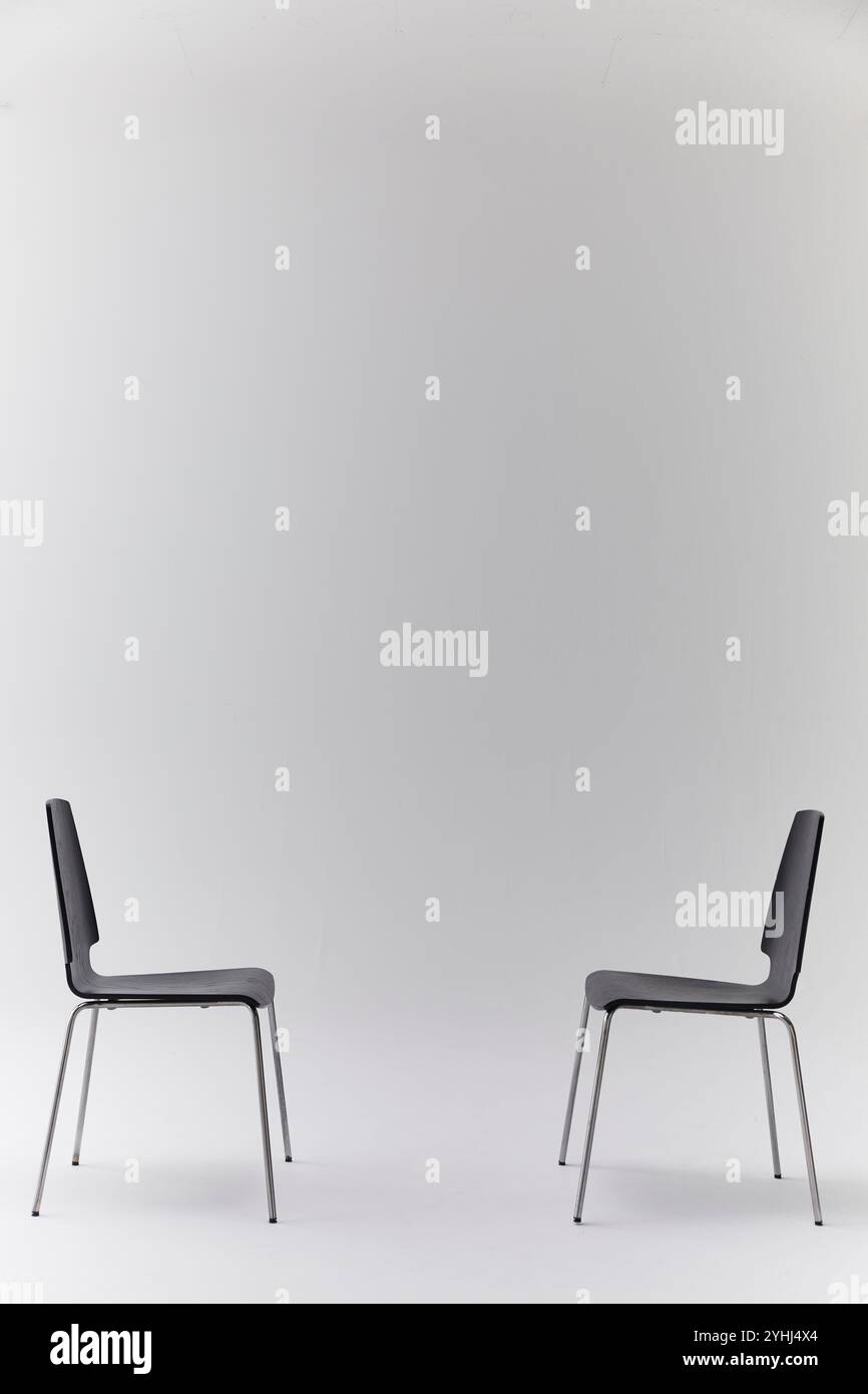 Zwei schwarze Stühle auf weißem Hintergrund Stockfoto