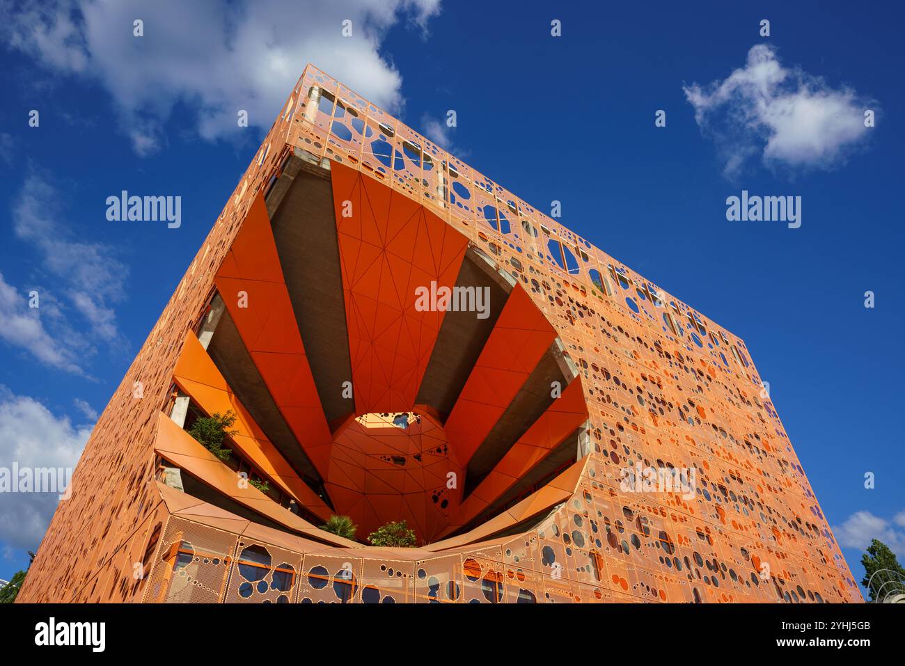 Lyon, Frankreich. 24.06.12. Orange Cube, modernes Gebäude im Confluence District, das 2010 eröffnet wurde und von Jakob und MacFarlane entworfen wurde Stockfoto